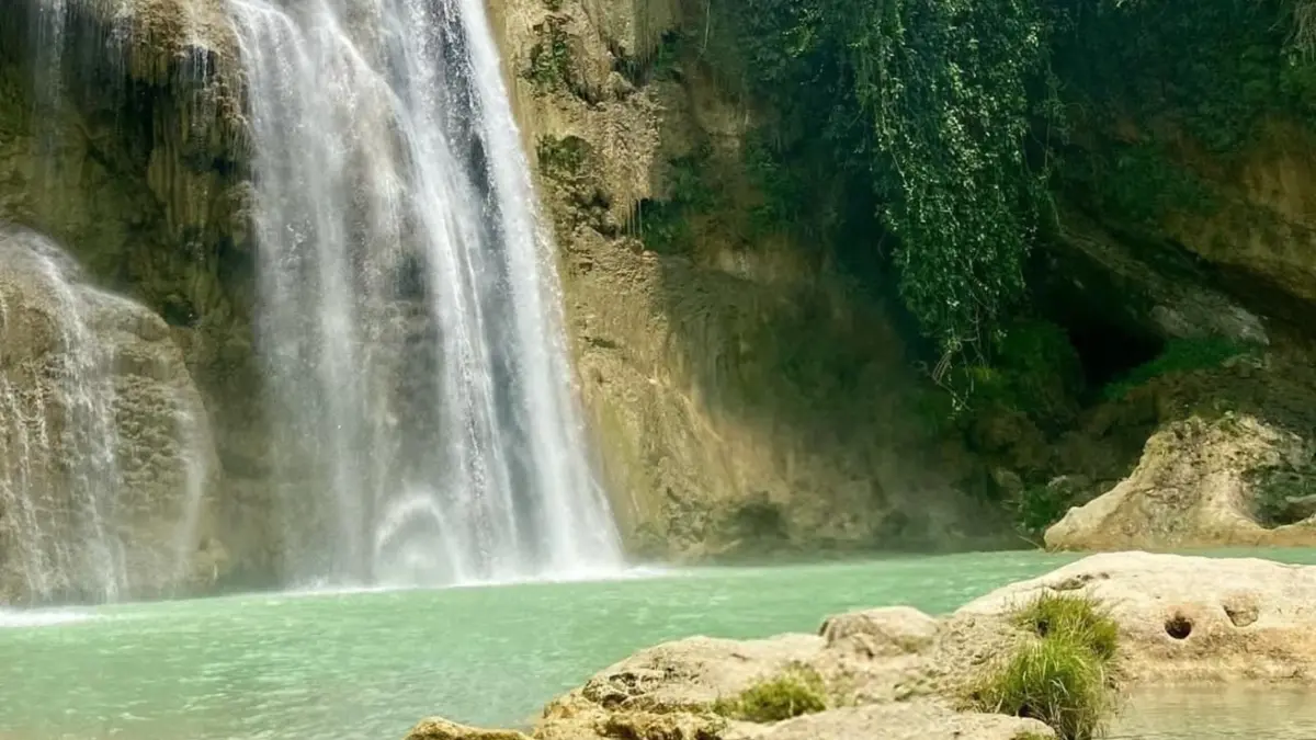 Keindahan Air Terjun Nglirip di Kabupaten Tuban dengan air jernih berwarna biru toska yang menjadi daya tarik utama wisatawan. Foto: Anggie Putri.