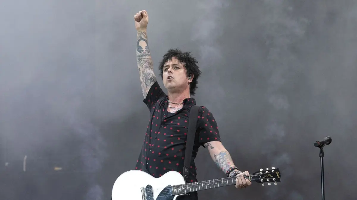 https://ew.com/music/green-day-billie-joe-armstrong-renouncing-us-citizenship-roe-v-wade-reversal/