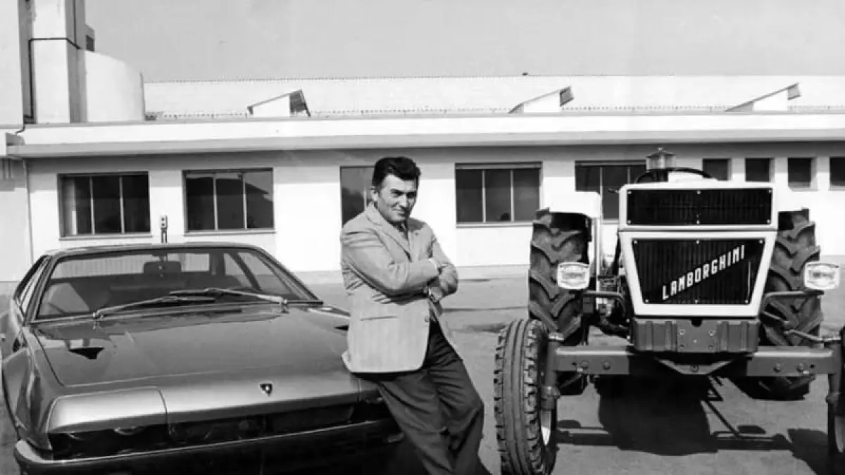 Ferruccio Lamborghini berdiri di antara traktor dan mobil sport buatannya.