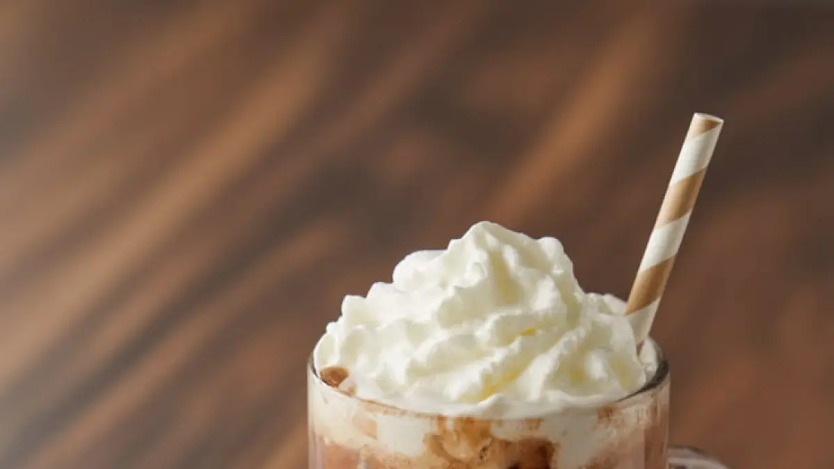 Es kopi susu menjadi minuman favorit Gen Z @Pinterest by Coffe Mood