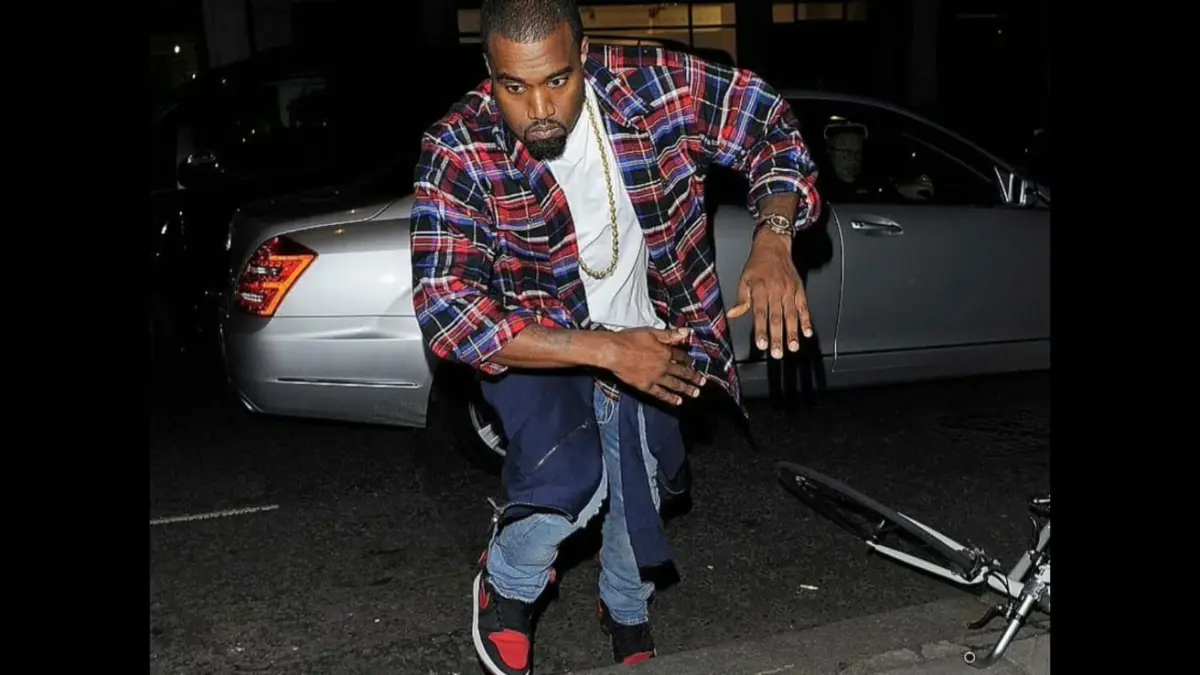 Kanye West menggunakan Air Jordan 1 "Banned"
