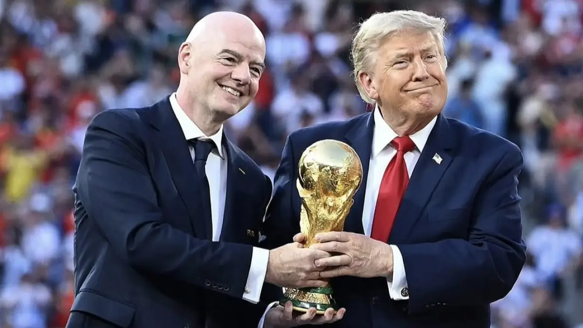 Gianni Infantino dan Donald Trump ketika memerikan Trophy Piala Dunia kepada Spanyol saat berhasil mengalahkan Argentina di Piala Dunia 2026. (20/7/26). Foto: Instagram @gianni_infantino