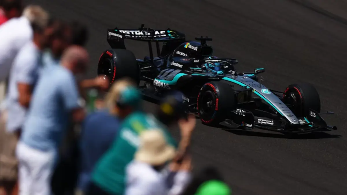 Potret George Russell in Mercedes 