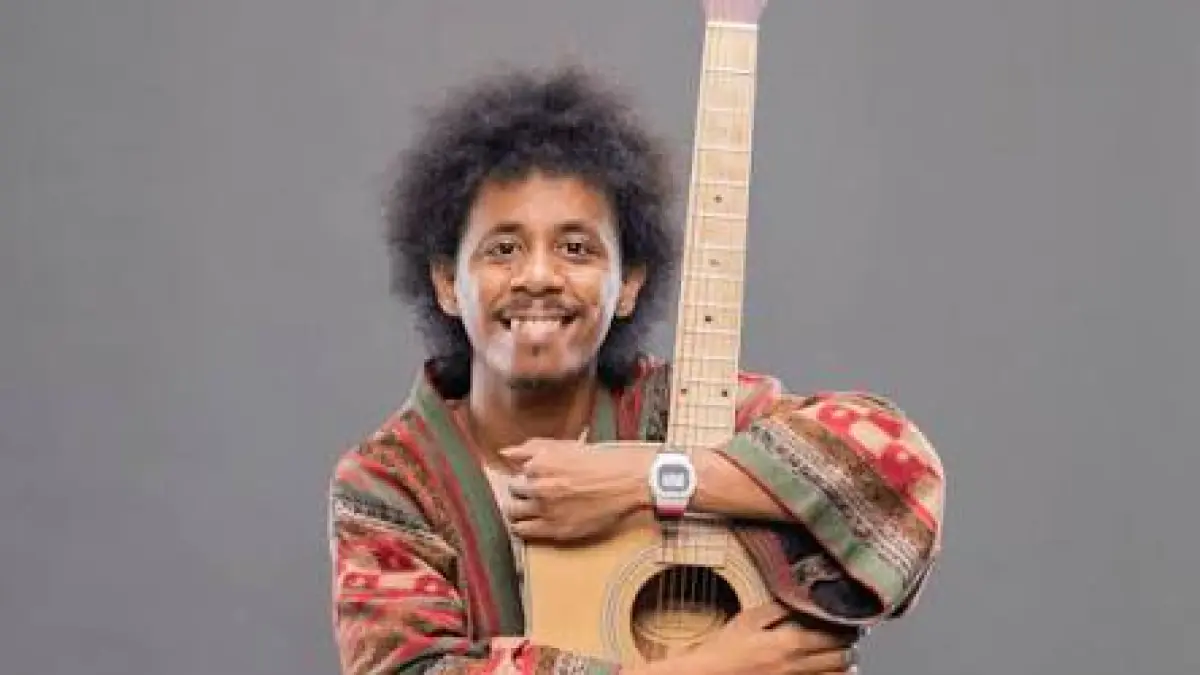 Potret Penyanyi Raim Laode