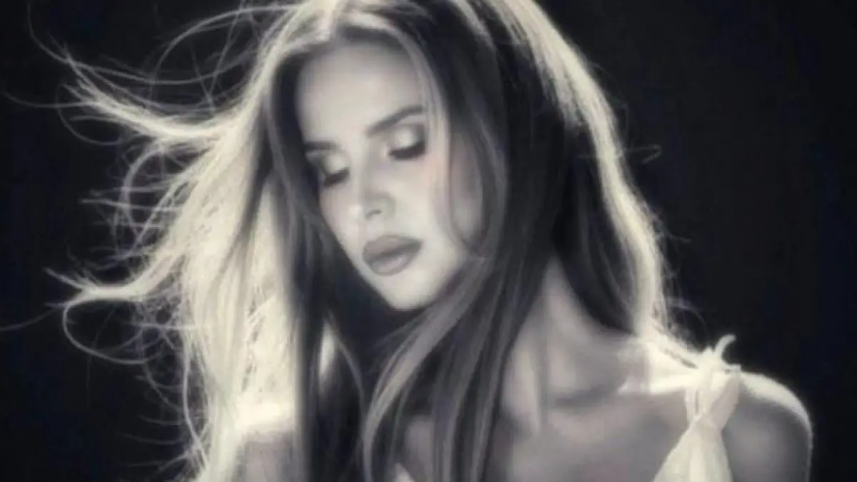 Potret Penyanyi Lana Del Rey (Source: Pinterest)