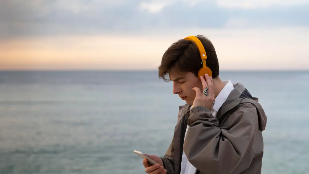 Bahaya Memakai Headset Bluetooth Bagi Kesehatan. Source: msn.com