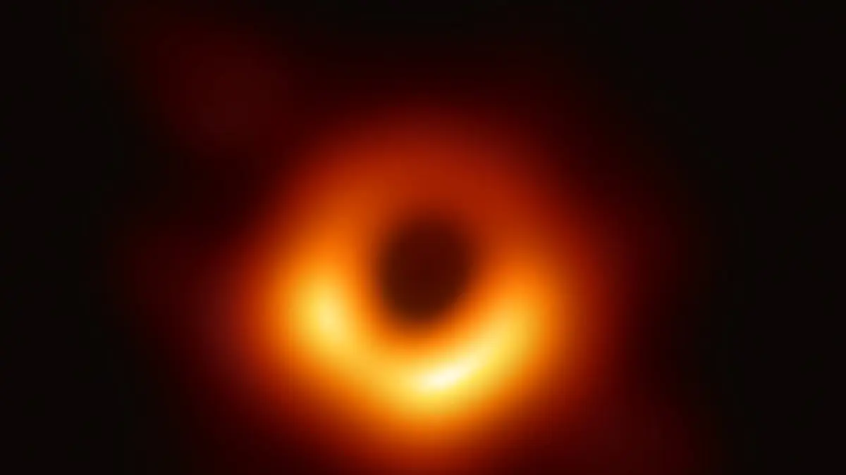 Foto Black Hole 
Source : Nasa