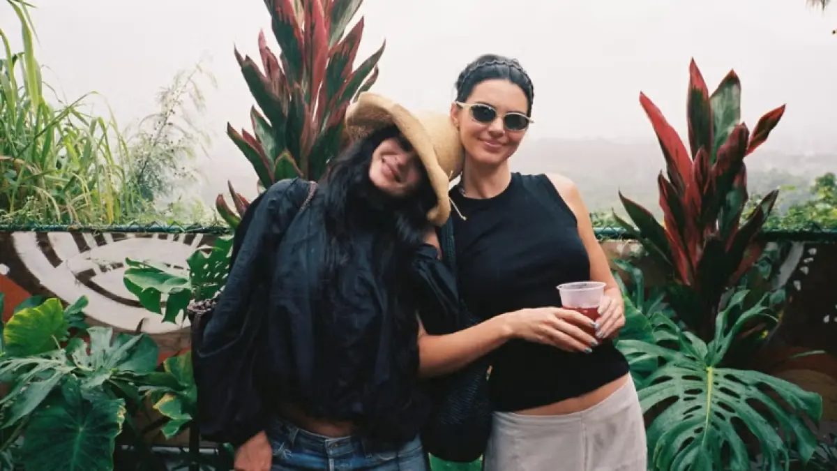 Potret Kendall Jenner dan Hailey Bieber