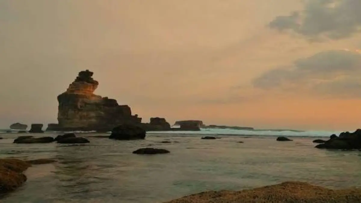 Pantai Buyutan Pacitan @Google by Atourin