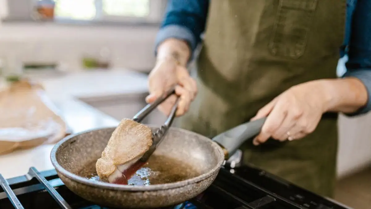 Ilustrasi Wajan Lengket Saat Menggoreng @IDN Times