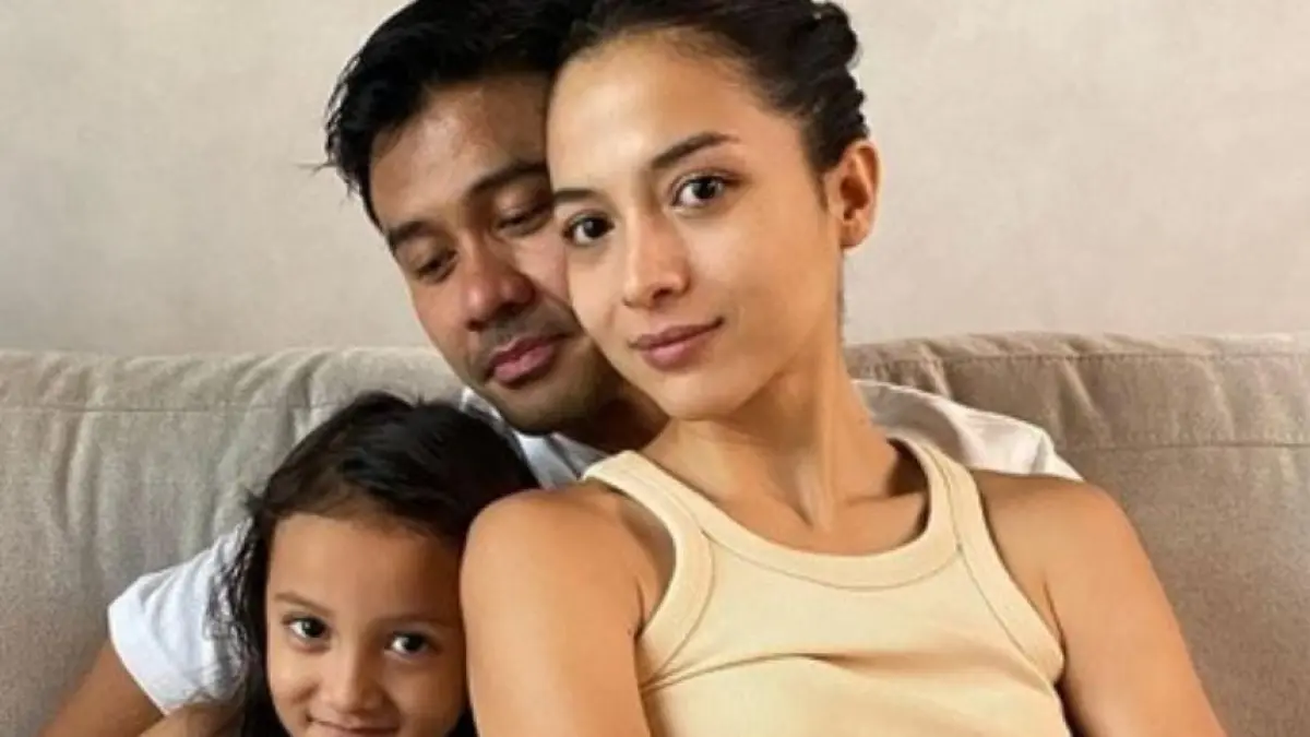 Potret Kebersamaan Putri Marino dan Chicco Jerikho dengan Sang Buah Hati. Foto: instagram @paragram_id