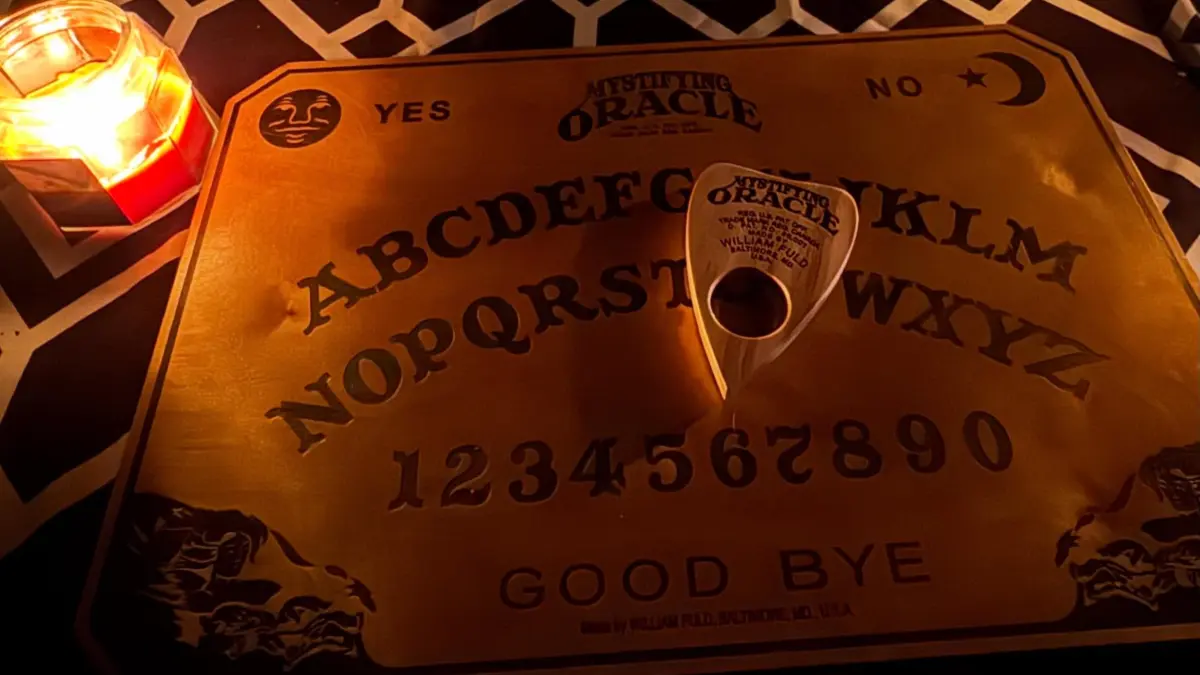 Permainan Papan Ouija 
Source : lillian_alquist_medium