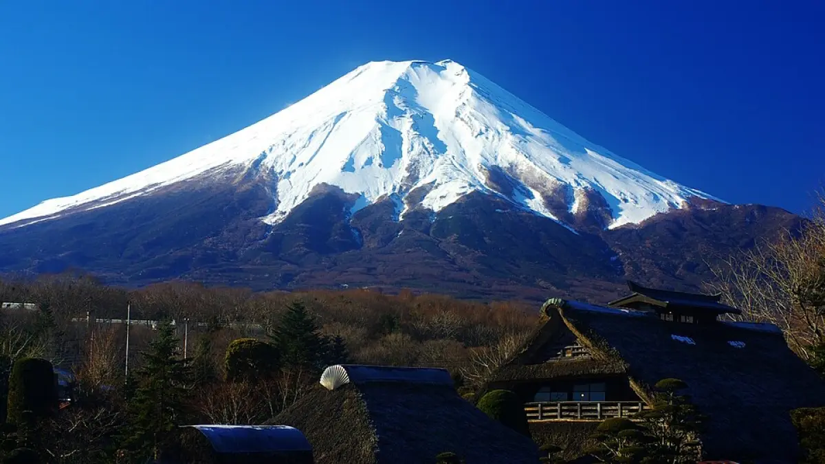 Gunung Fuji dilihat dari Oshino Hakkai (wikipedia)