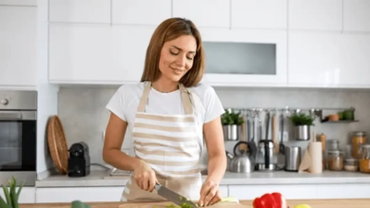 Ilustrasi penggunaan pisau dapur untuk menyiapkan bahan makanan @Shutterstock