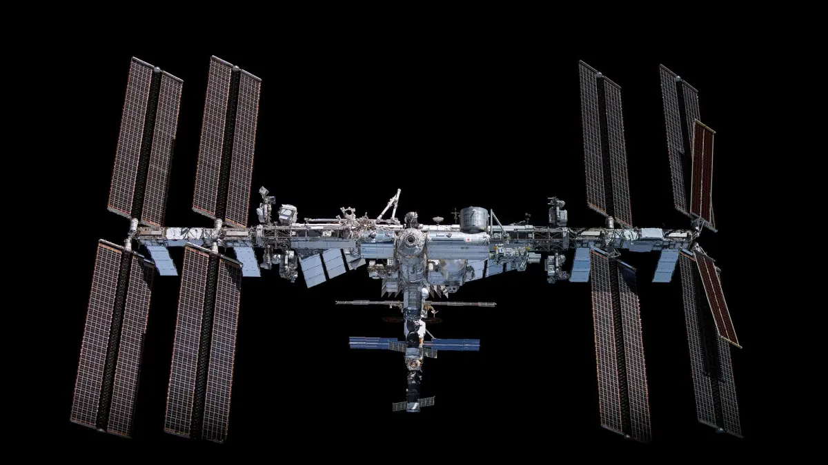 Internatinal Space Station (ISS) atau Stasiun Luar Angkasa Internasional (NASA)