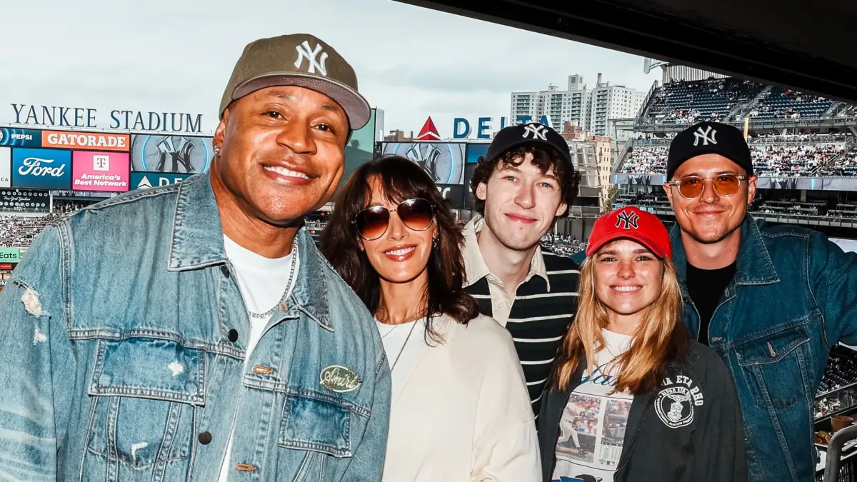 Momen Santai Jackie Byers Menikmati Pertandingan di Yankee bersama Kru Pemain NCIS : New York City 
Source : ncisverse