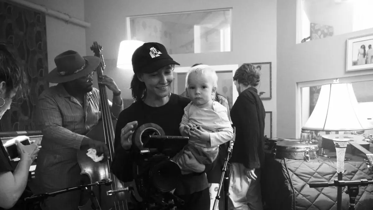 Caitlin Gerard dan Anaknya
Source : quintessentiallykit