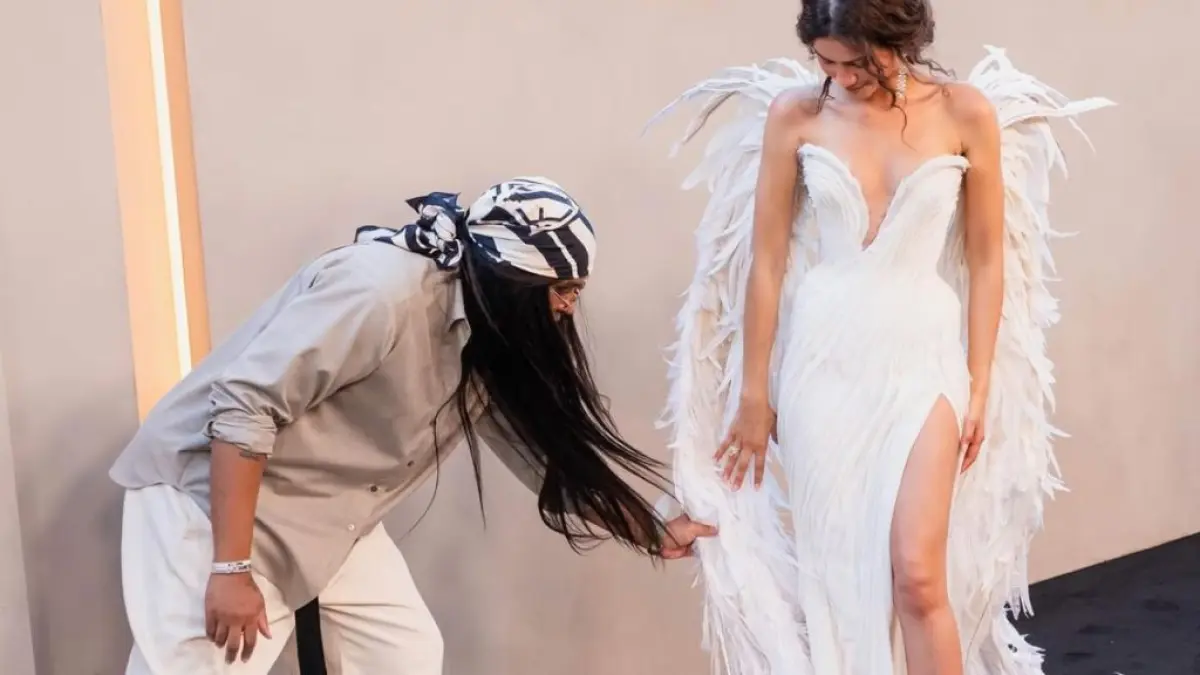 Gaya All-White Kembali Jadi Sorotan. Source: Dewi Magazine