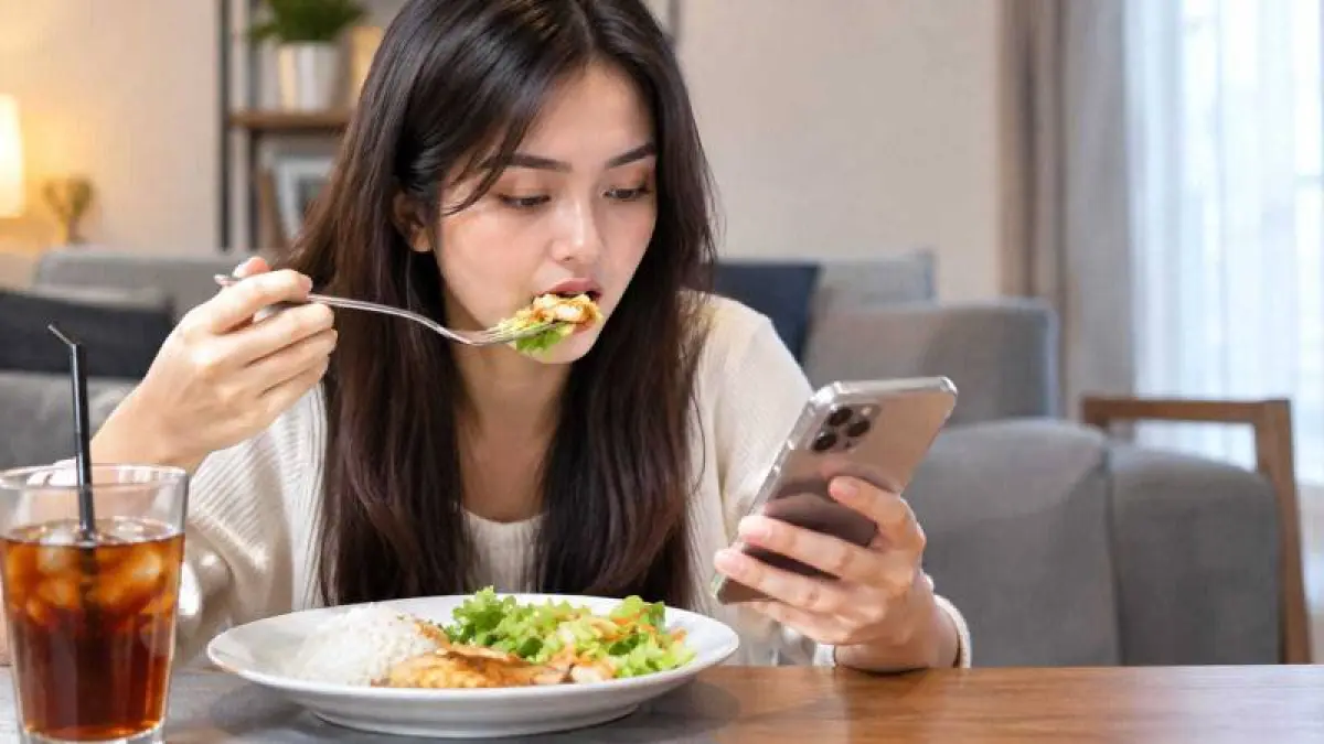 Ilustrasi Makan Sambil Lihat Hp @ Google