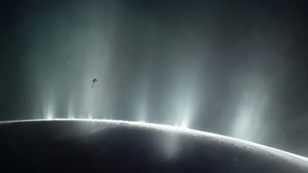 Enceladus ternyata bisa memekatkan bahan kimia dari laut bawah permukaannya (NASA/JPL-Caltech/Space Science Institute)