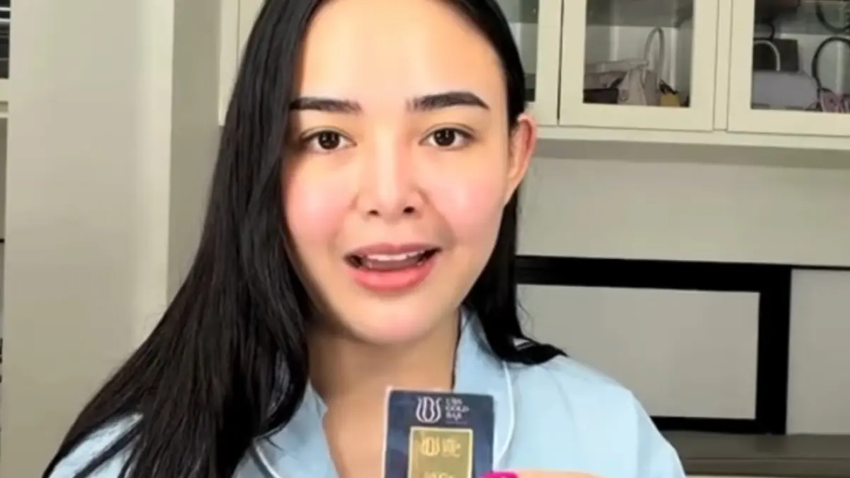 Amanda Manopo Menerima Hadiah Emas 500 gram dari Kenny Austin. 
Source: instagram @brilionet