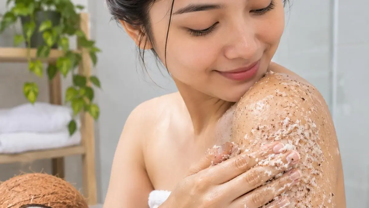 Ilustrasi Menggunakan Scrub Ampas Kelapa Di Badan