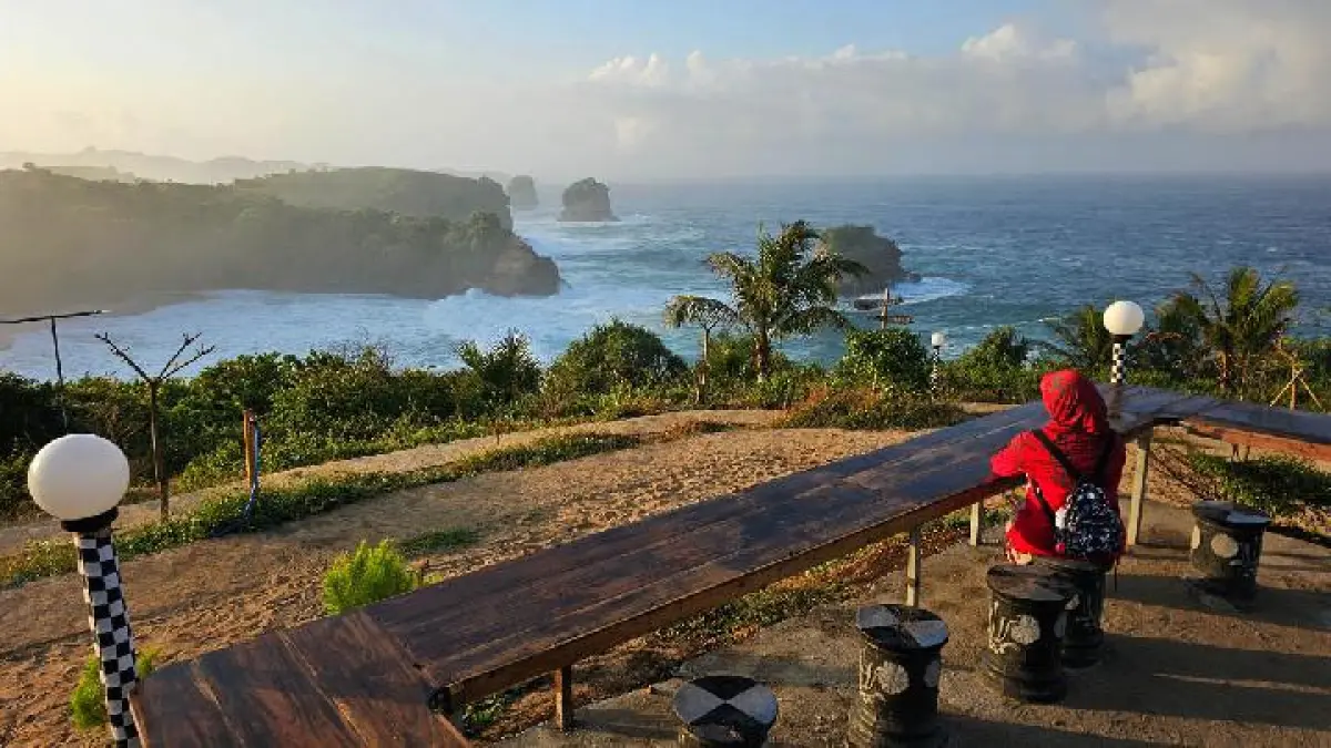 Intip Pesona Pantai Pudak Blitar, Punya Pasir Putih dan Laut Biru yang Memikat 