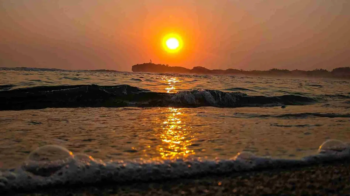 Menawarkan Sunset Indah dan Aktivitas Seru, Pantai Serang Blitar Cocok Jadi Pilihan Berlibur