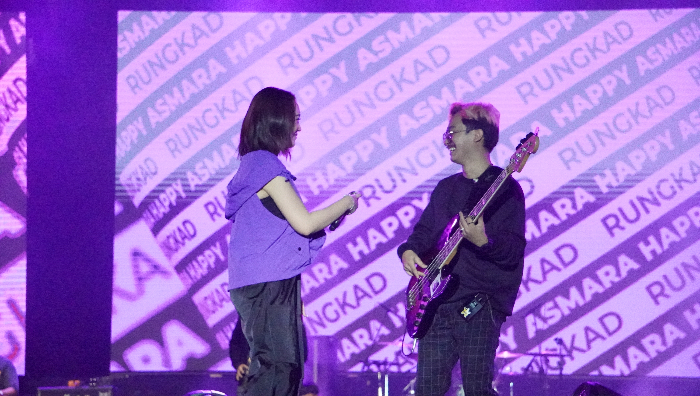 Happy Asmara menyanyikan lagu Rungkad