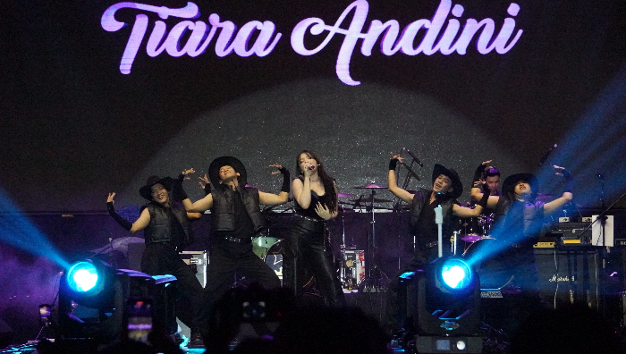Tiara Andini perform bersama dancer di panggung Metafest Jember