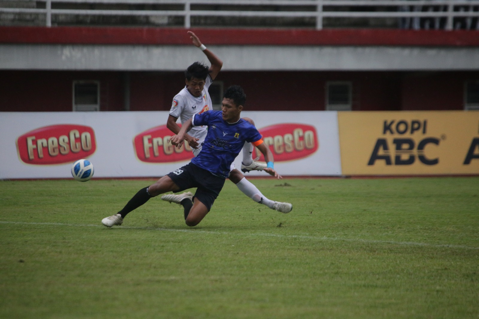 Pemain Persid saat berduel dengan Persema Malang