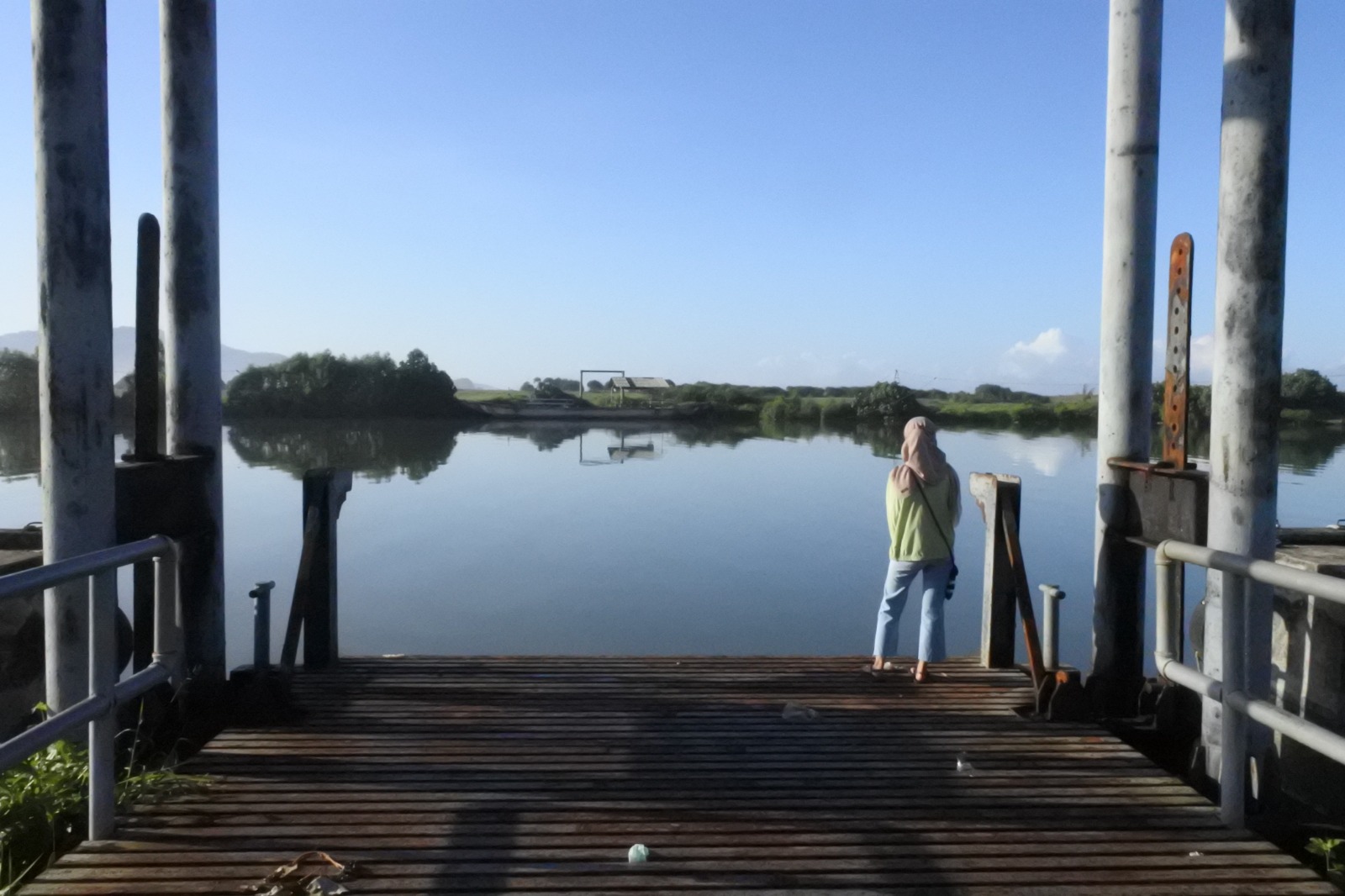 EKSOTIS: Pemandangan dermaga tongkang yang terletak di Desa Sumberejo Kecamatan Ambulu. Di lokasi ini juga menyuguhkan pemandangan matahari terbenam. AZZQAL AZQIYA’/RADAR JEMBER