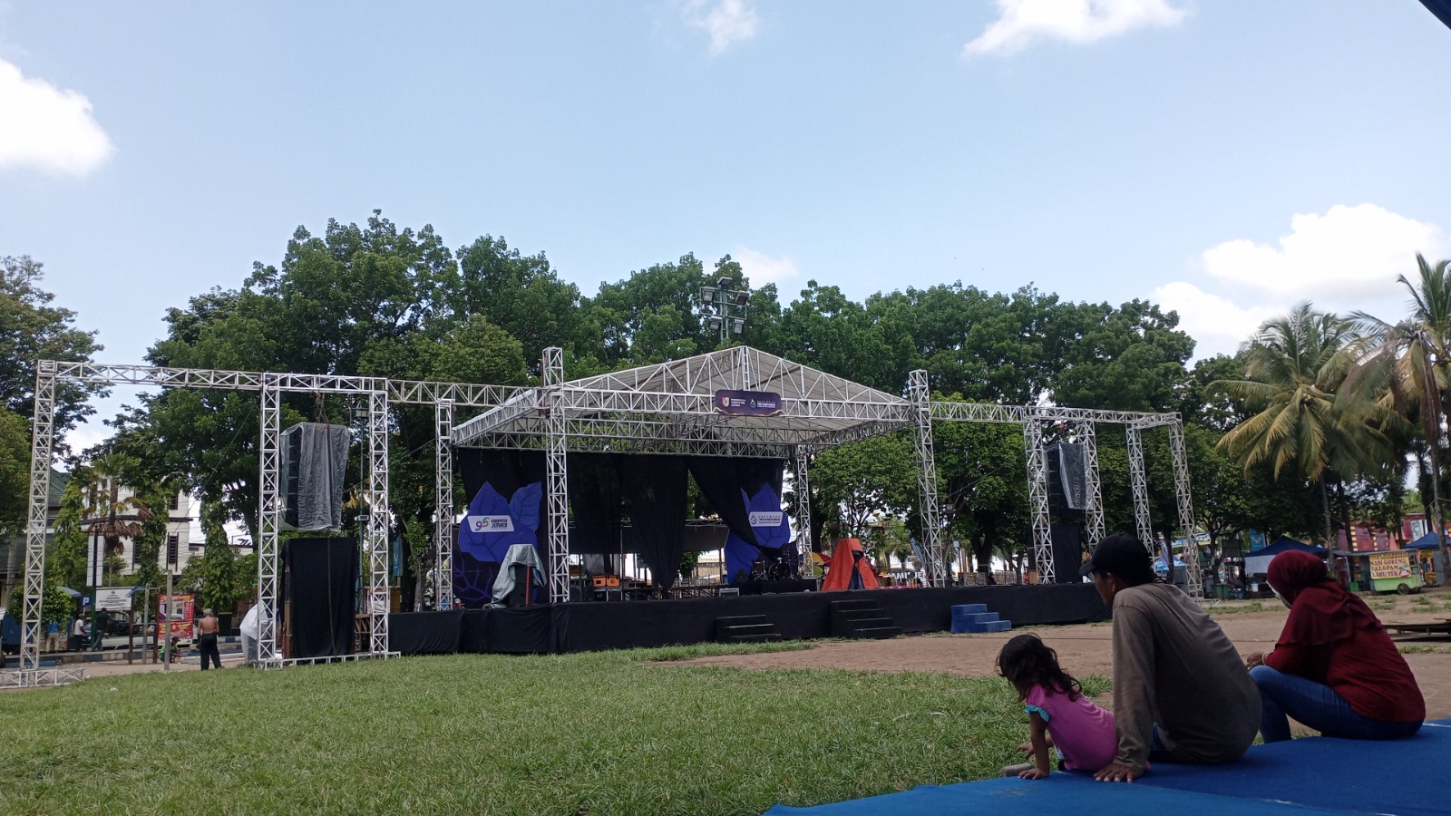 DIPASTIKAN MERIAH: Warga melihat penataan pentas di Alun-alun Jember yang disiapkan untuk memperingati malam pergantian tahun. SUTAN CADENA/RADAR JEMBER