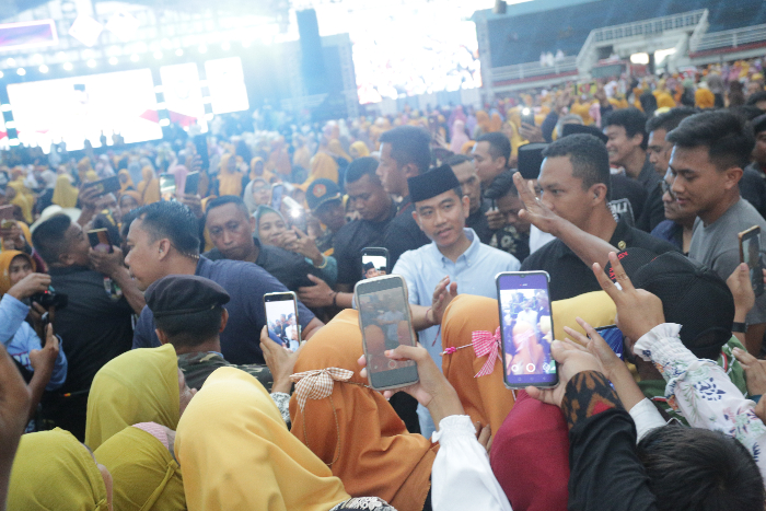 Calon wakil presiden 2024 Gibran Rakabuming Raka menyapa jamaah LSN di Jember