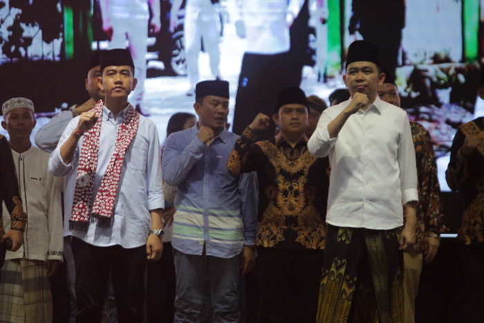 Dari Kiri Cawapres 2024 Gibran Rakabuming Raka bersama Presiden LSN Gus Muhammad Fawait menghadiri Apel Sholawat Kebangsaan di stadion JSG Jember