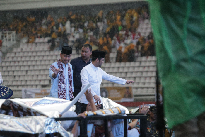 Gibran Rakabuming Raka bersama Emil Elestianto Dardak menyapa Jamaah LSN Jember