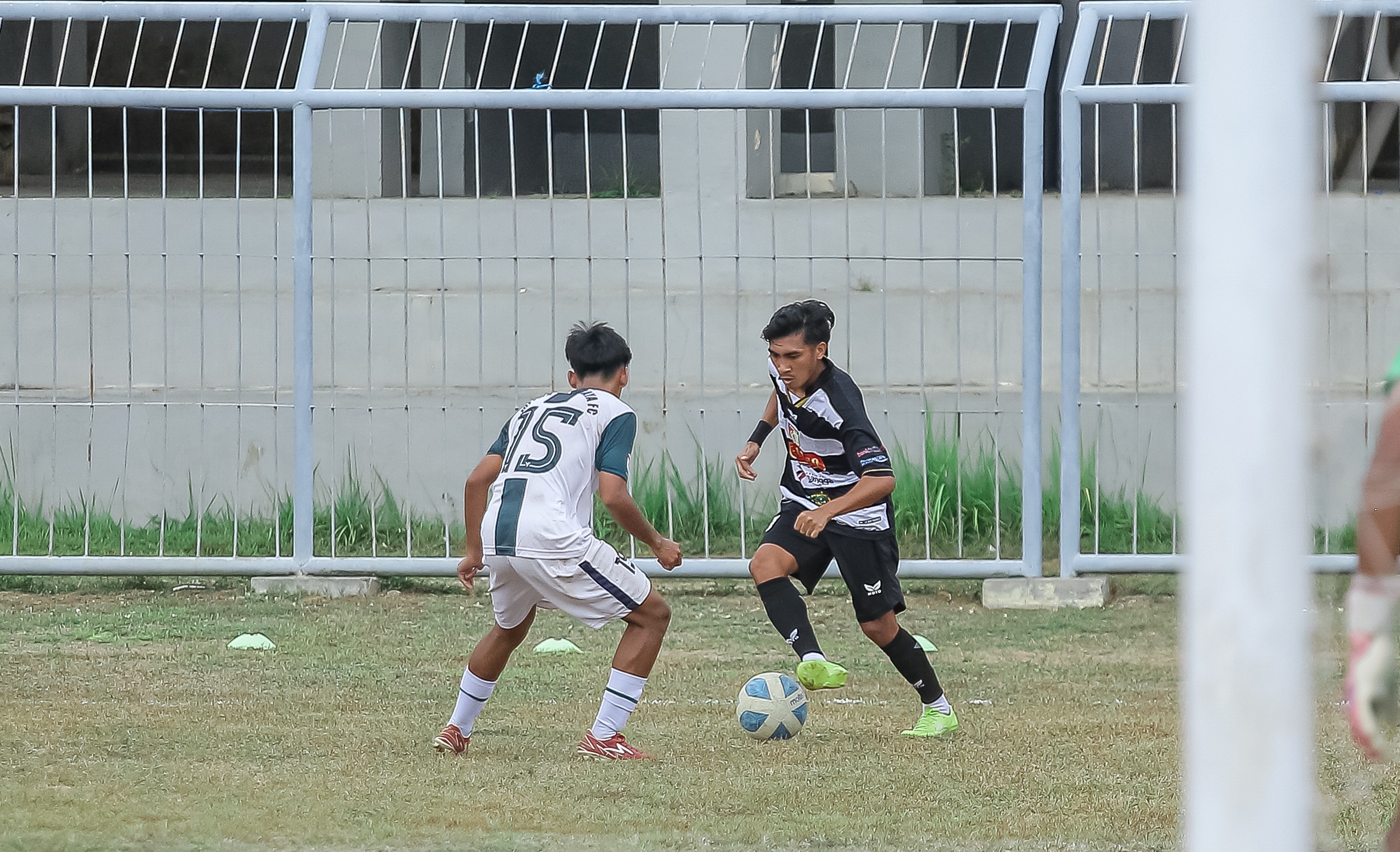 Persid (hitam) saat menghadapi Mitra Surabaya di Grup AA Liga 3 Jatim