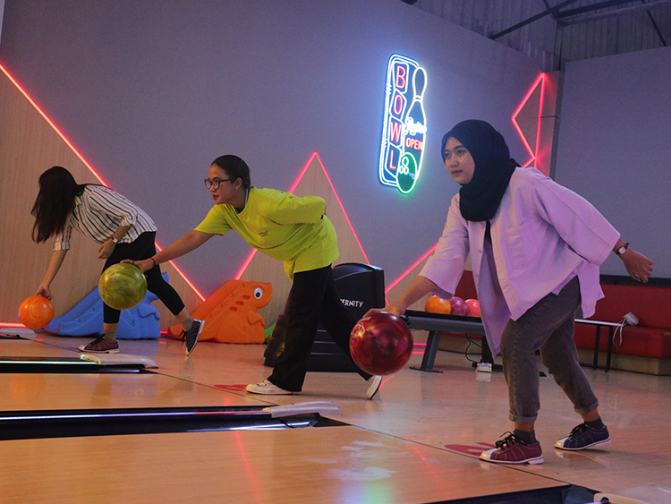 ATUR STRATEGI : Warga melakukan permainan bowling di Jember Roxy Square, Kecamatan Kaliwates.
