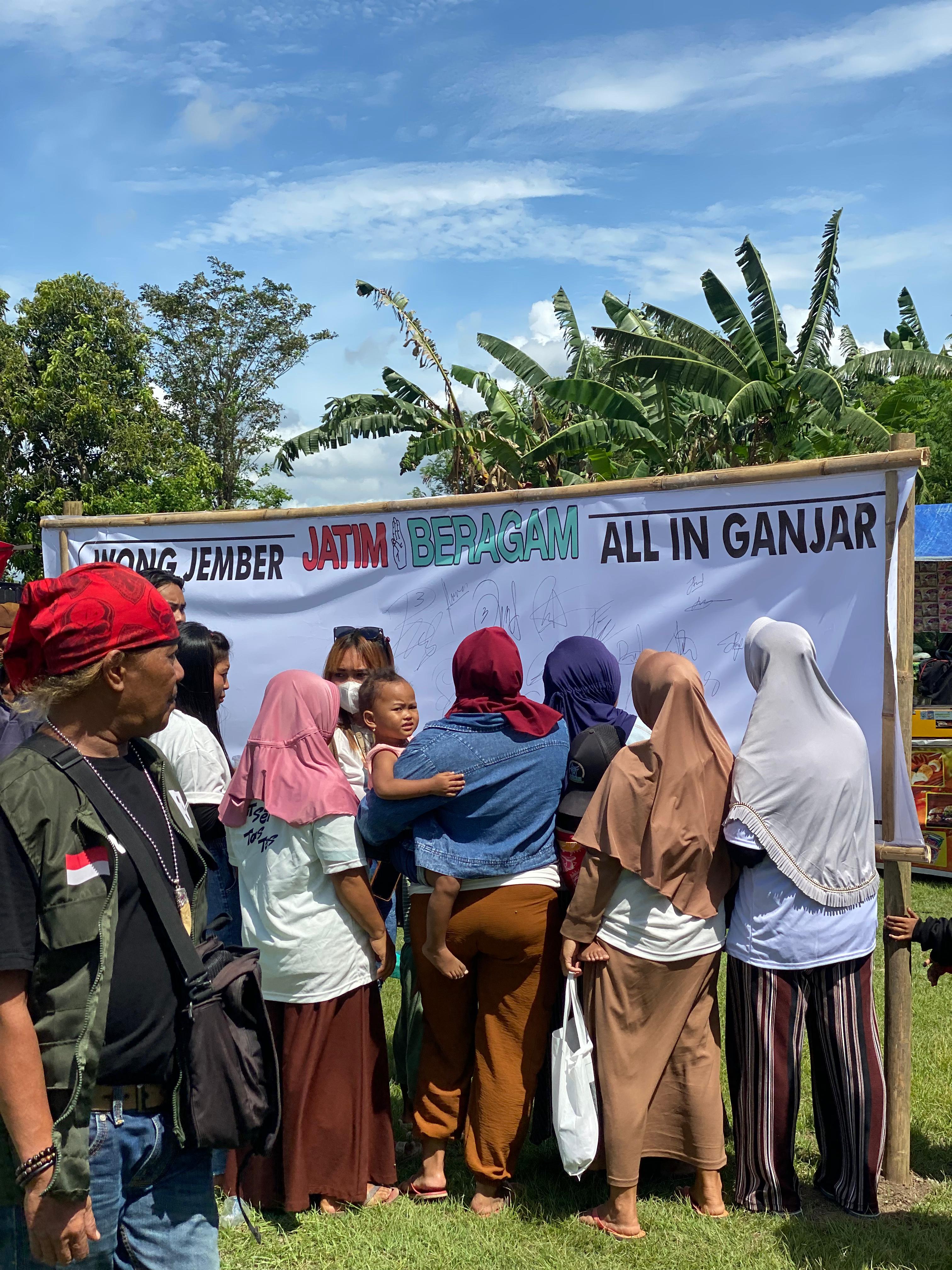 Warga tanda tangan memberikan dukungan ke Ganjar - Mahfud