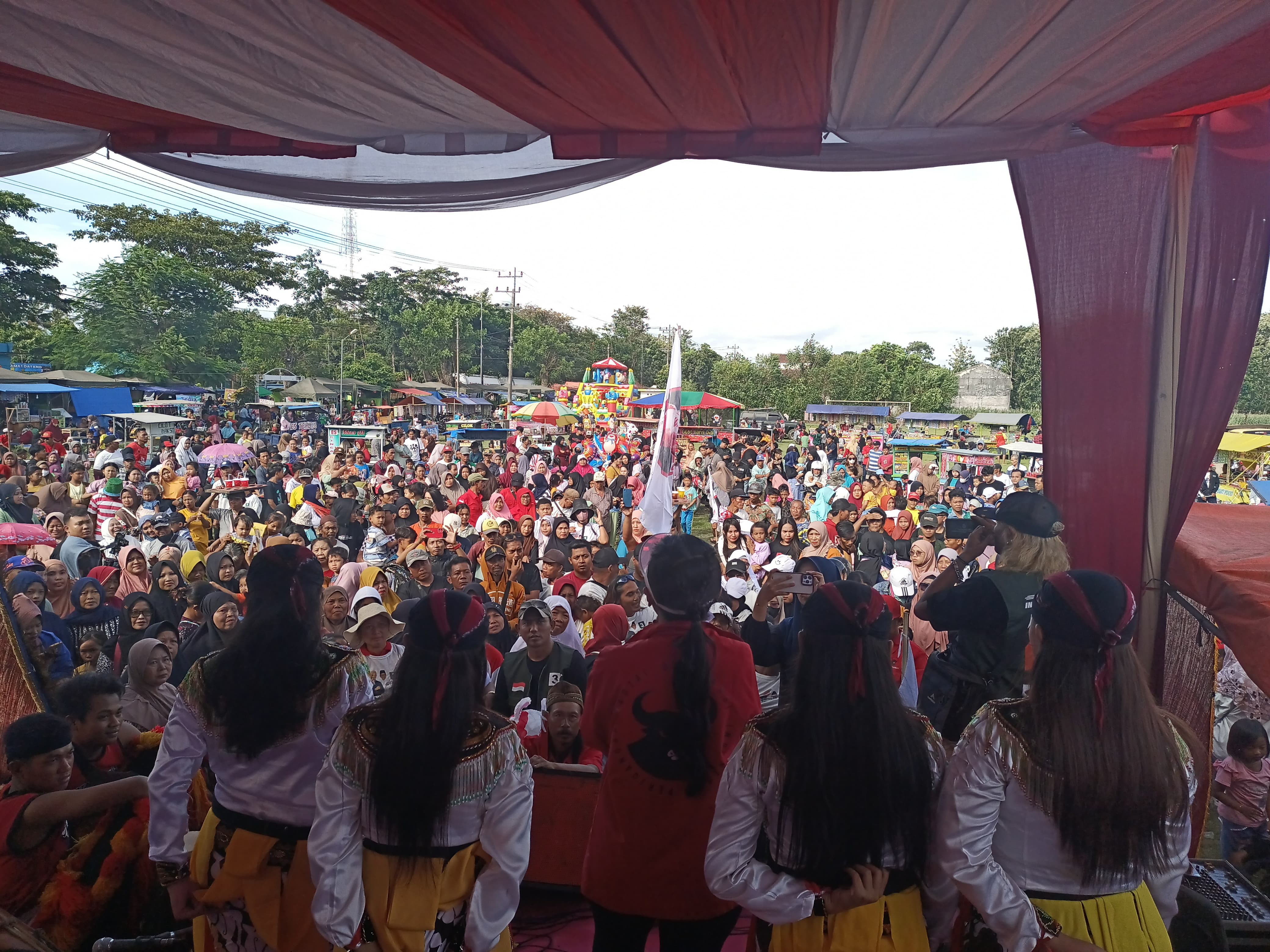 Warga memadati acara reog yang digelar oleh Relawan Jatim Beragam Jember - Lumajang di Desa Kasiyan Timur, Puger, Jember.