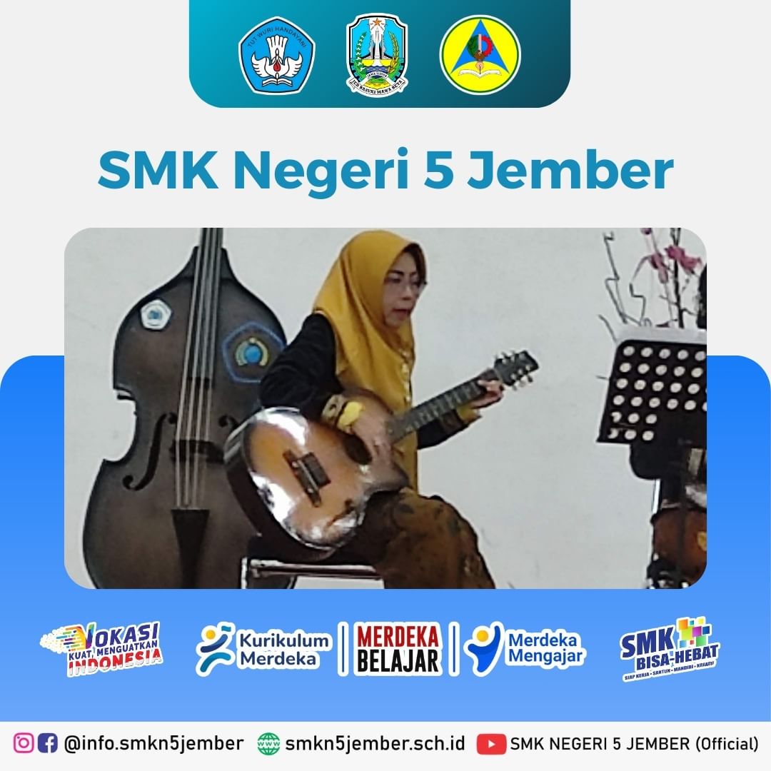 Priwahyu Hartanti, Kepala SMKN 5 Jember turut memainkan alat musik gitar akustik di acara musik keroncong di Jember. (Foto instagram SMKN 5 Jember)