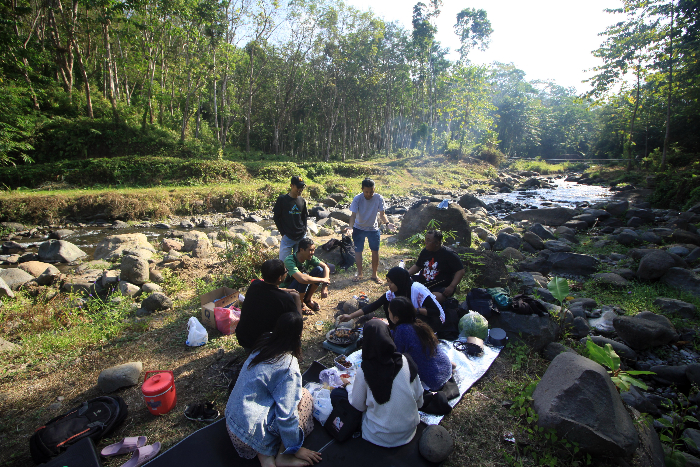 SANTAI: Pengunjung ketika menikmati suasana dan fasilitas yang ada di wisata kali jompo. (RJ)