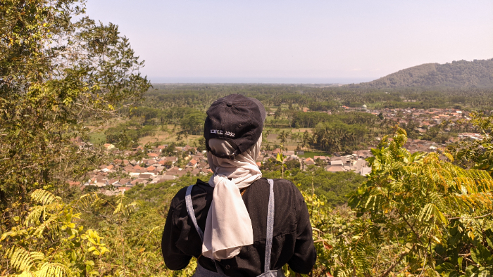 Pengunjung menikmati pemandangan dari Bukit Tambuh Lumajang (Foto : Dok Radar Semeru)
