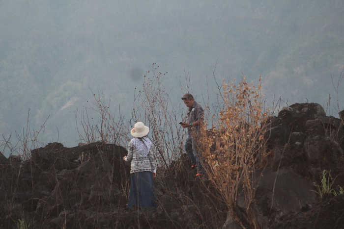 BERSANTAI: Wisatawan lokal saat menikmati keindahan black lava basaltis, Kamis (12/10). (FAQIH HUMAINI/RADAR IJEN)