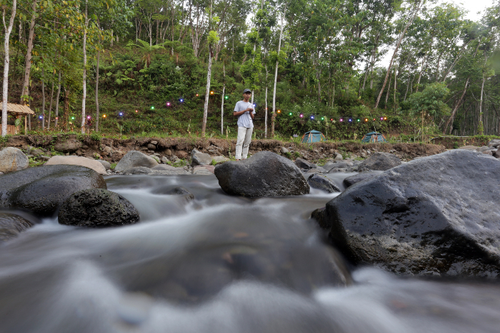 Pengunjung wisata kali Jompo ketika bermain air di sungai dengan arus yang terbilang tidak terlalu deras. (RJ)