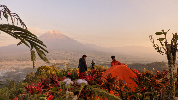 MENJULANG TINGGI: Panorama Gunung Semeru terlihat jelas dari puncak Bukit Simbar Semeru di Desa Oro-Oro Ombo Kecamatan Pronojiwo. Indahnya panorama ini bisa dinikmati dengan sempurna. (RJ)