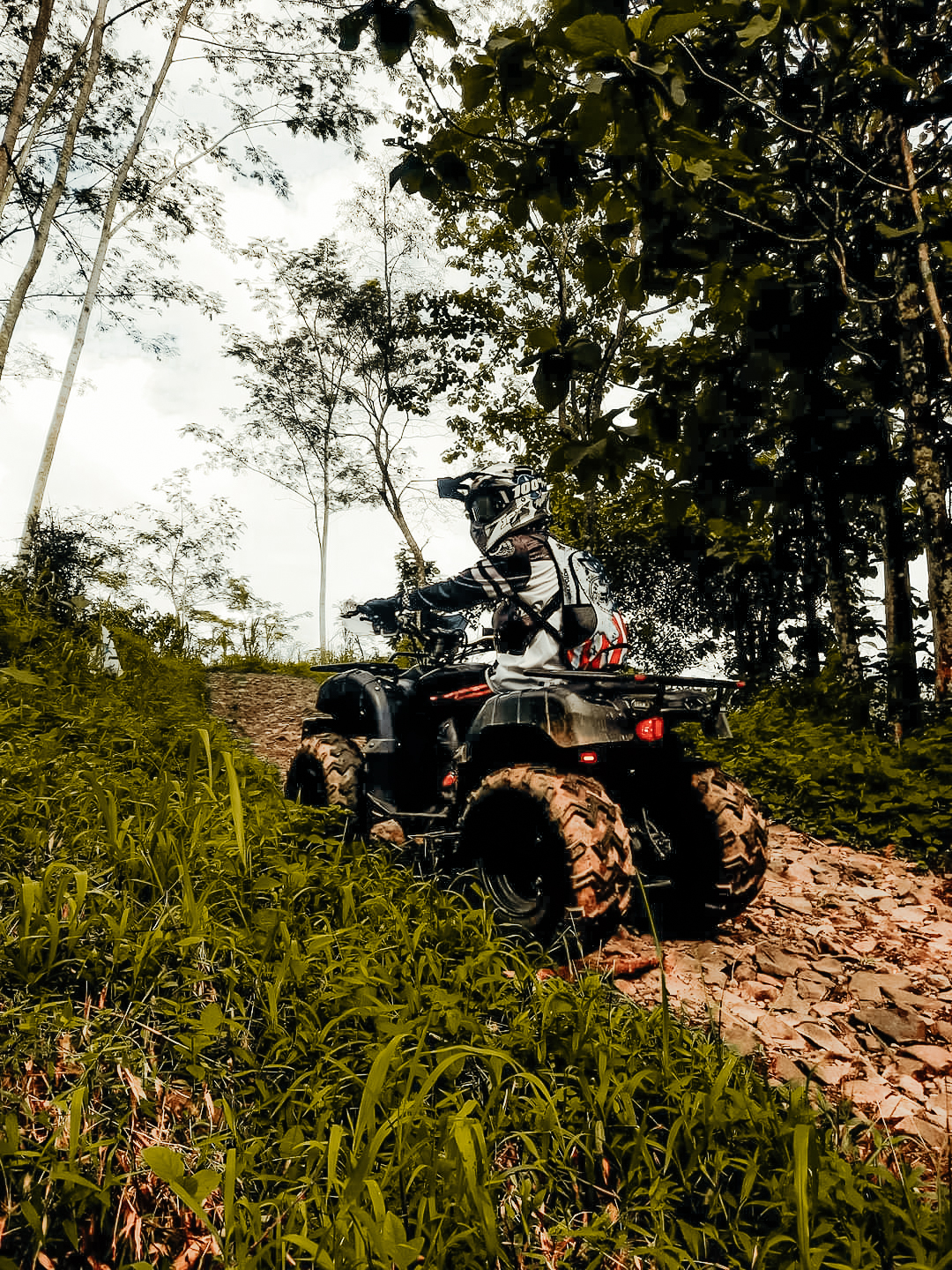 SERU: Salah satu penghobi saat menelusuri rute Kawah Wurung Kabupaten Bondowoso. Rute ini menjadi pilihan favorit penghobi motor ATV. (Foto : Dok Radar Ijen)