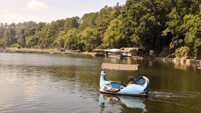 MENGASIKAN: Salah satu pengunjung tampak asik menikmati wahana air jenis perahu bebek dengan mengelilingi danau.