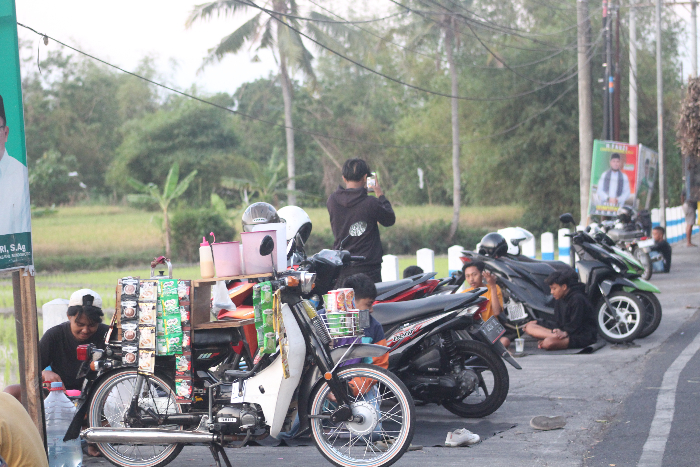 BERCANDA: Pemandangan yang terjadi setiap hari di Jalan Raya Bondowoso Desa Tenggarang Kecamatan Wonosari.