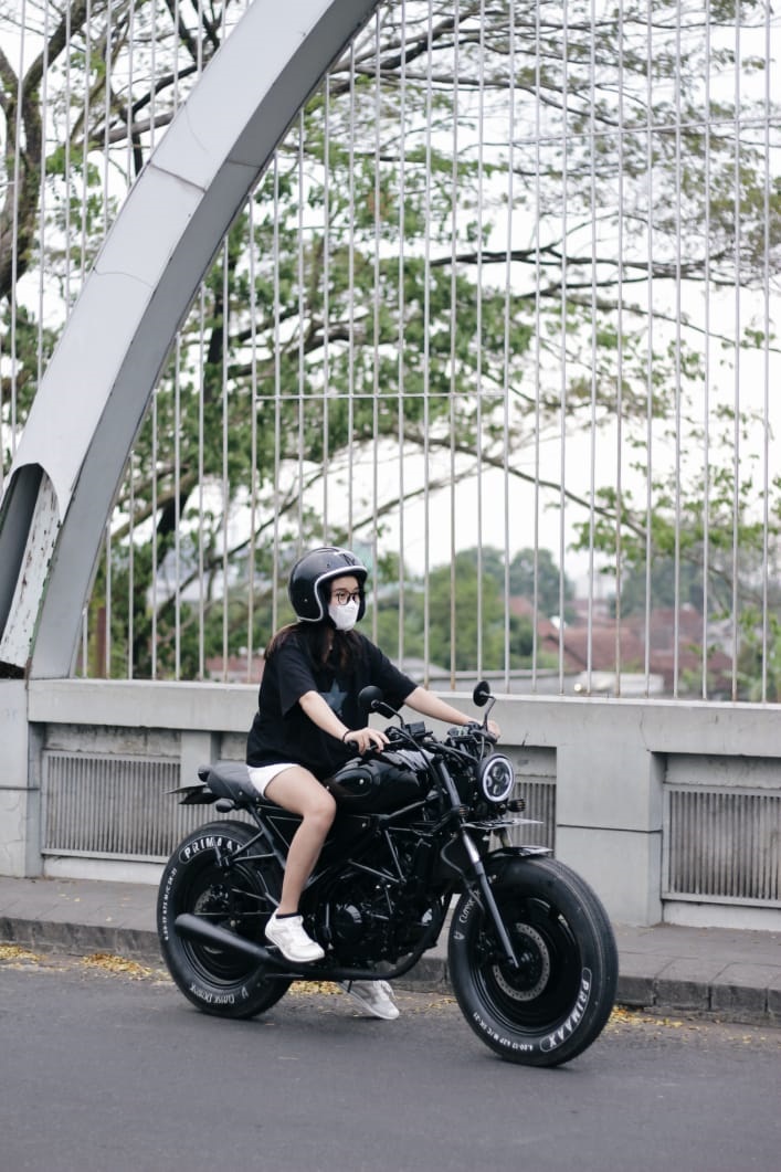KEREN: Riska Lestary menaiki sepeda motor custom. Ini salah satu jenis motor custom yang dia modif dan rakit sendiri di bengkelnya. (Foto : Dok Radar Jember)